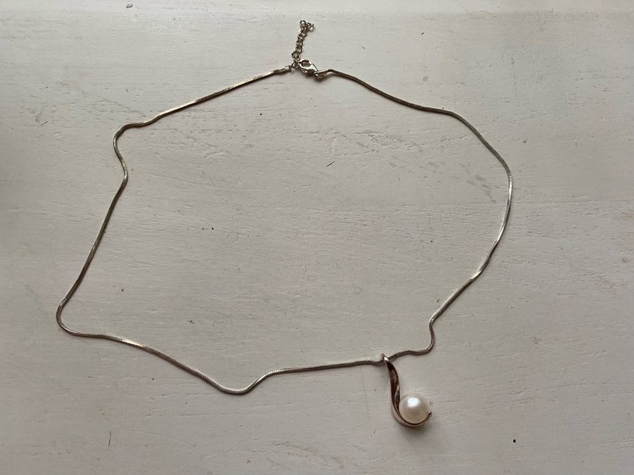 Halsband från Hallbergs guld silver med pärla