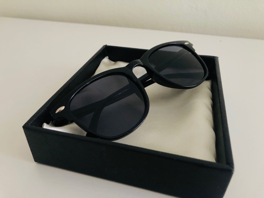 Vanliga svarta solbrillor / solglasögon