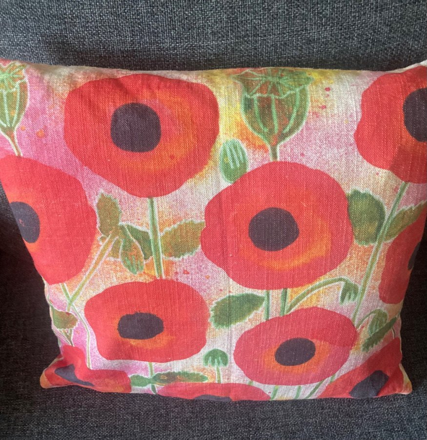 Nedsatt pris: Kuddfodral ”Poppy" -Design av Katarina Segerpalm