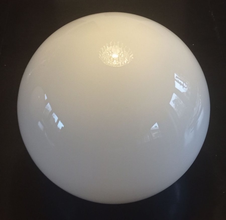 Äldre lampskärm / glob i vitt glas 25 cm