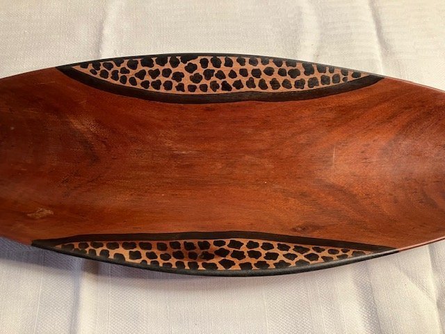 Vacker oval handgjord afrikansk skål i trä med mönster av leopard