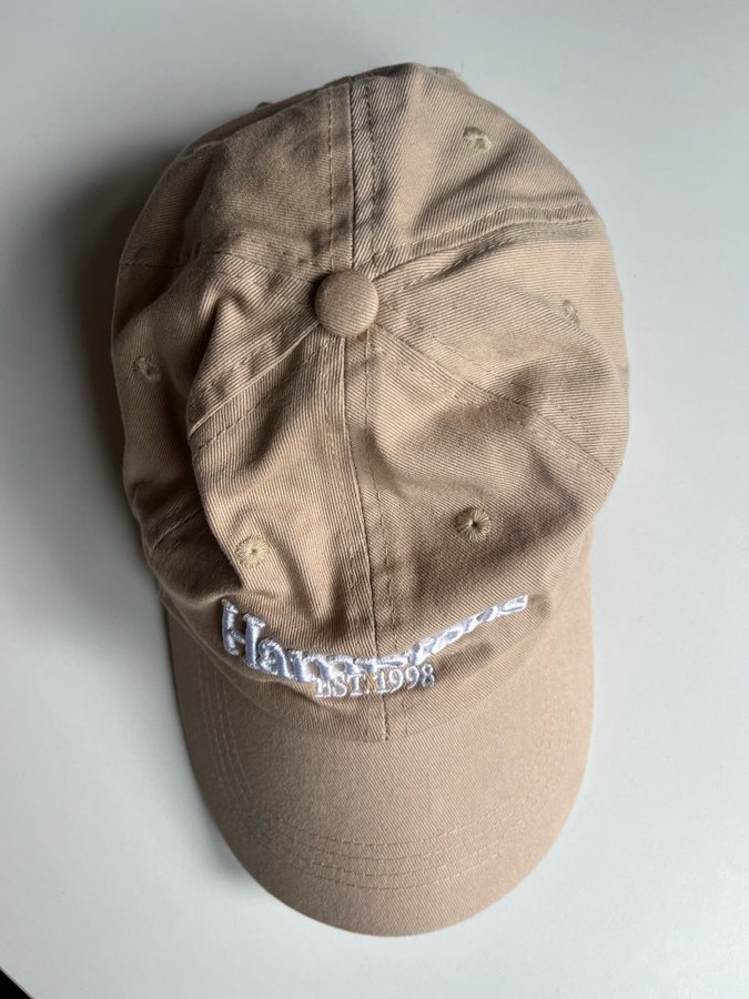 Oanvänd beige keps bershka