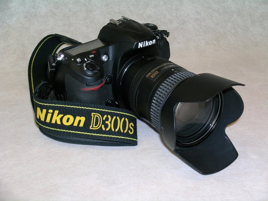 Nikon D300s Kit Kamera + zoom AF-s 18-200 f/35-56 ED Som ny knappt använd