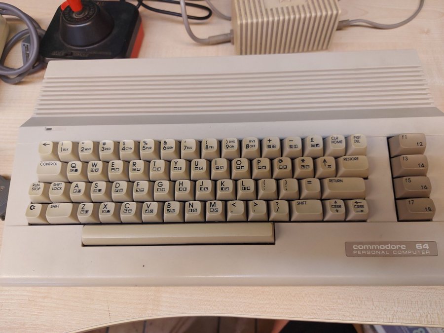 Commodore 64 med tillbehör