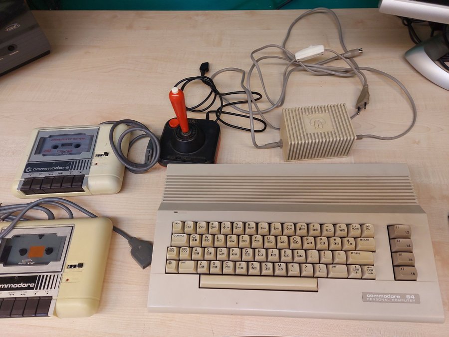 Commodore 64 med tillbehör