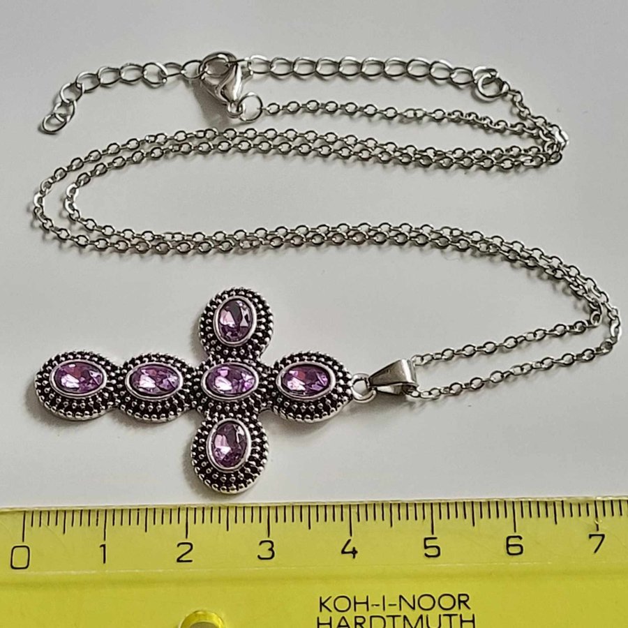 Så vackert halsband kors hänge med rosa-lila kristaller? Kedja 44 cm - 51 cm