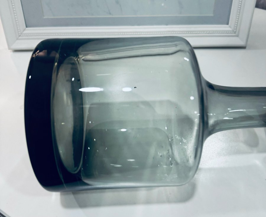 Snygg retro vas / karaff grå aktigt glas