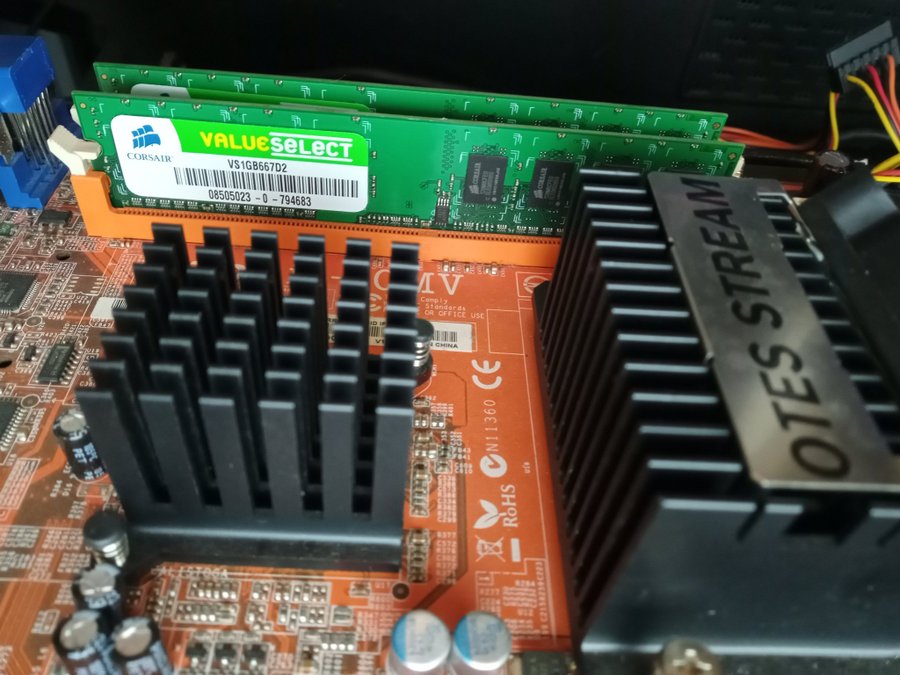 abit iL-90MV moderkort med Intel T2500 dual core 2GB DDR2