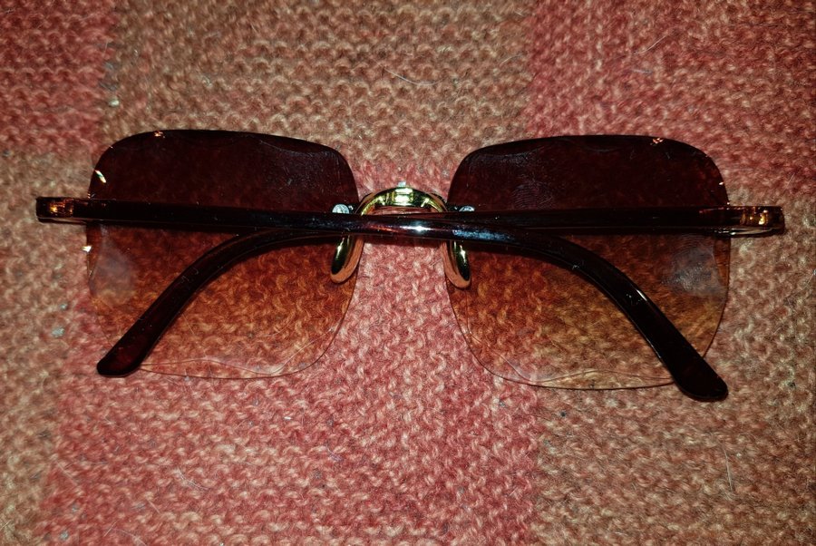 Solglasögon NYA m bruna o mörkbruna transparenta glas i Snygg design