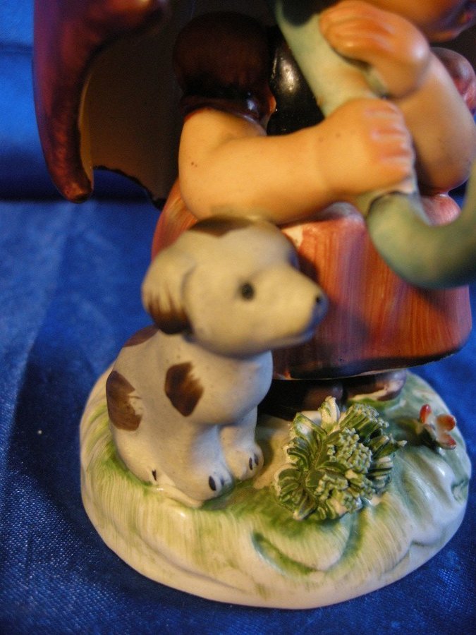 Flicka med hund och paraply Mycket fin antik figurin i porslin