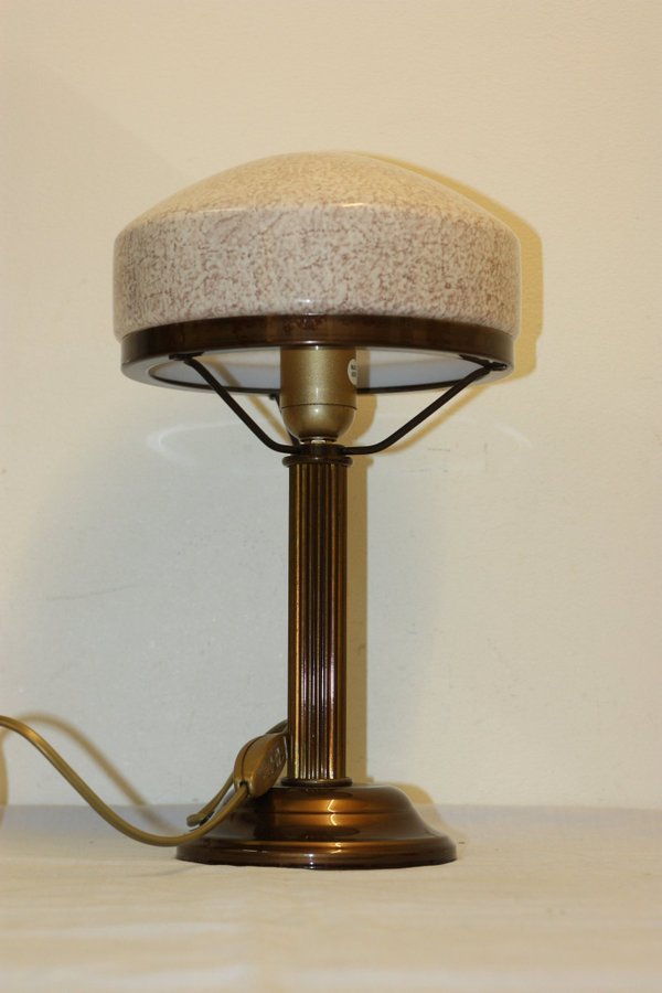 Bordslampa Strindbergs lampa antik mässing och jätte fin dekorerad glas lupa