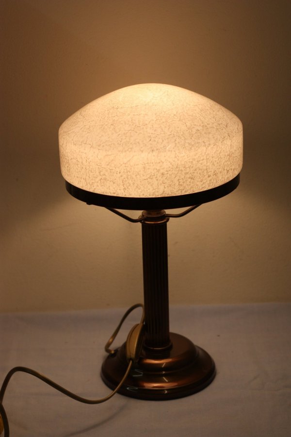 Bordslampa Strindbergs lampa antik mässing och jätte fin dekorerad glas lupa