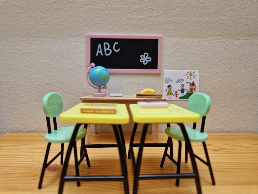 Dockskåp Lundby skola FRI FRAKT Bord/böcker/stolar/jordglob/dator/tavlaTOPP!!