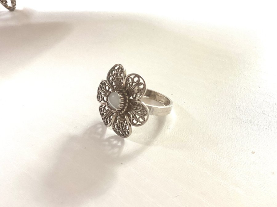 äkta 925 sterling silver vacker filigran silverring  noggrant arbete månsten