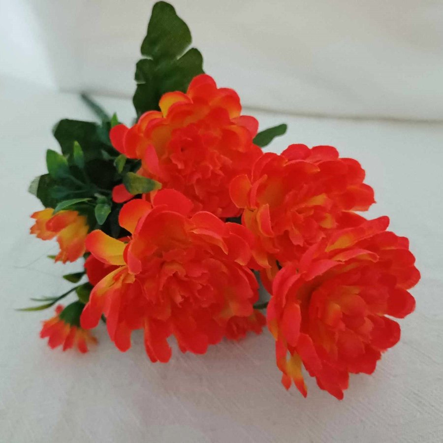 Konstgjorda blommor plastblommor Röd orange och gul nyans på blommorna