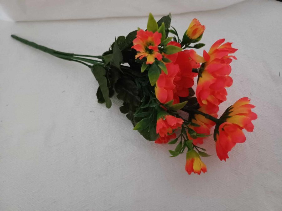 Konstgjorda blommor plastblommor Röd orange och gul nyans på blommorna