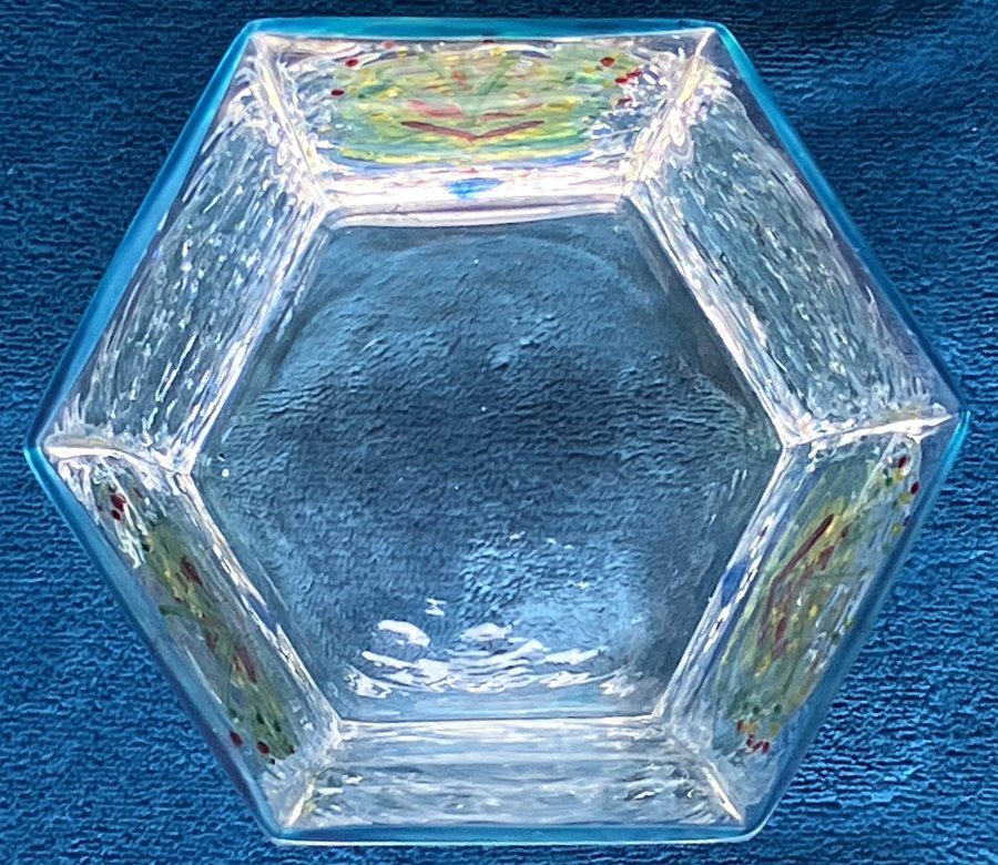 Färgskimrande sexkantig glasskål RUNE STRAND "Old Sweden" för Sea Glasbruk