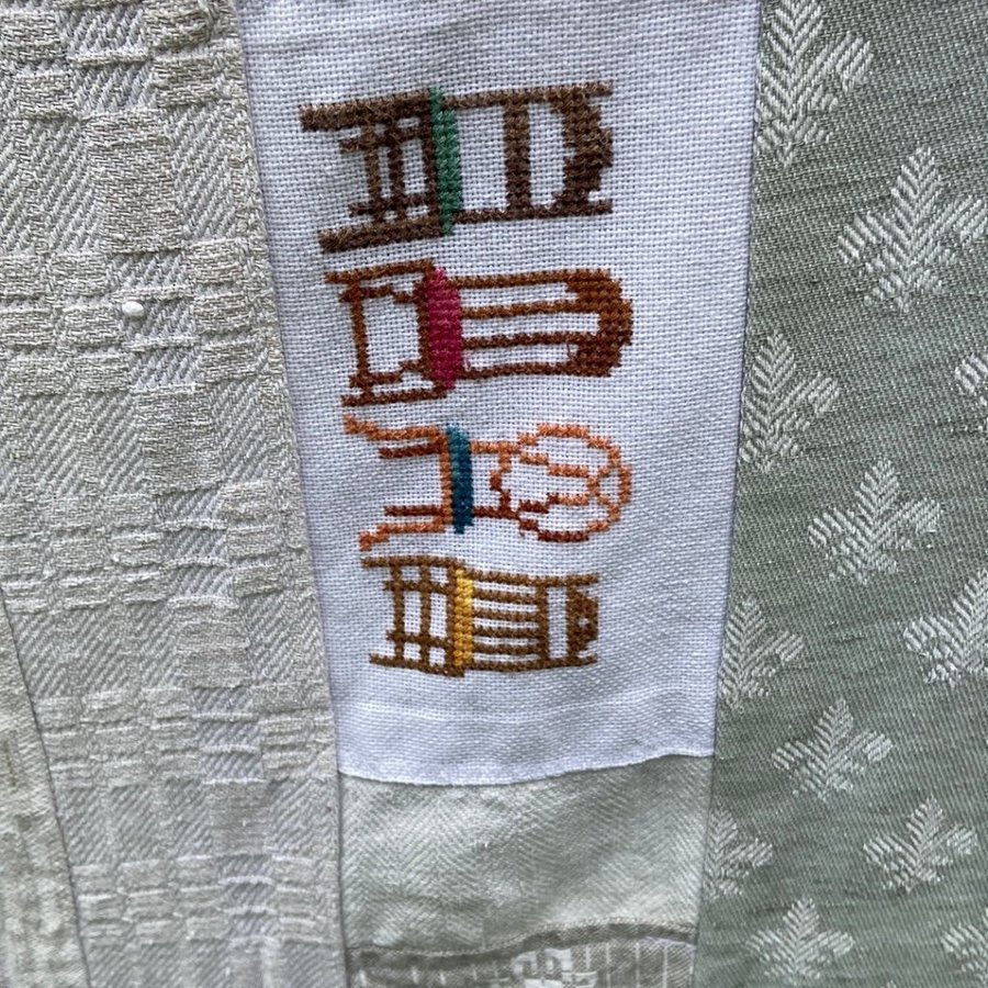 Lapptäcke fina detaljer lin broderi spetsar monogram milda färger-blå/vitt LÄS