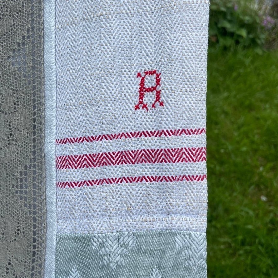 Lapptäcke fina detaljer lin broderi spetsar monogram milda färger-blå/vitt LÄS