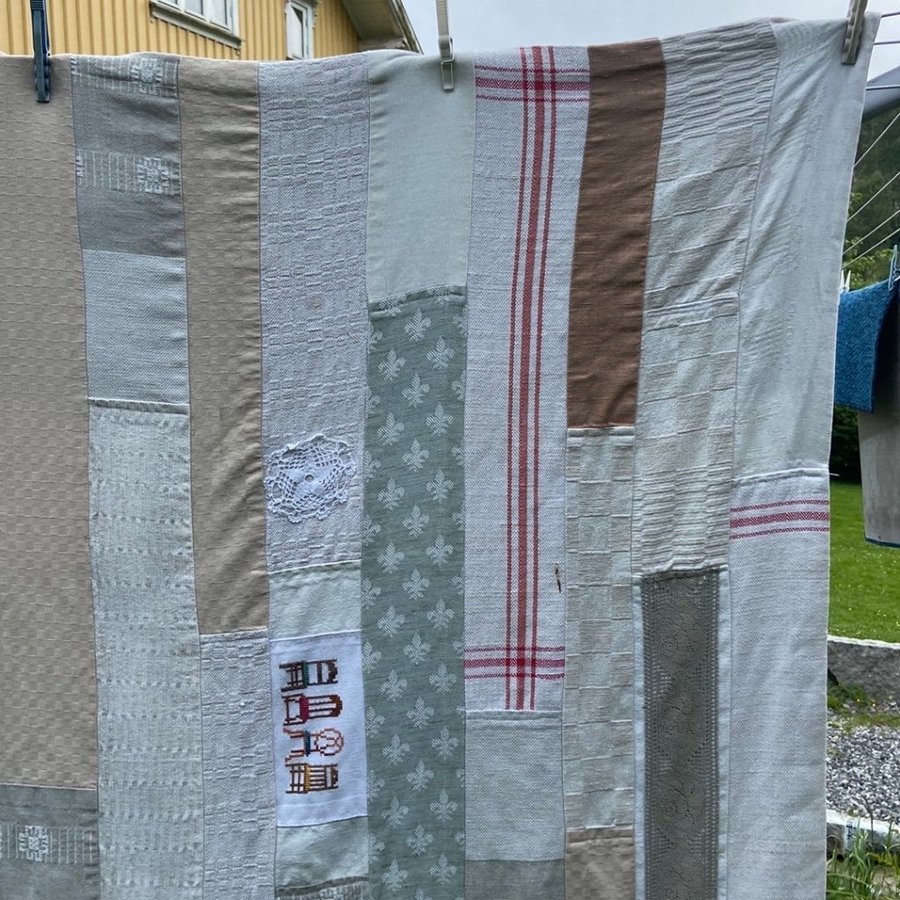 Lapptäcke fina detaljer lin broderi spetsar monogram milda färger-blå/vitt LÄS