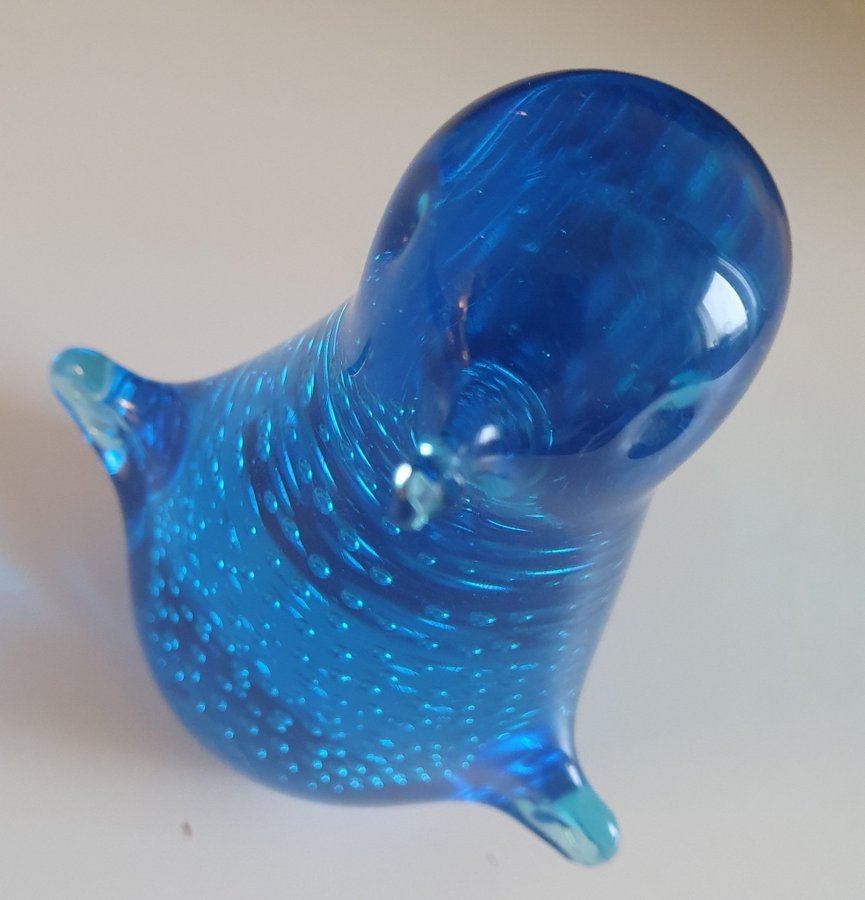 Pingvin i blått glas