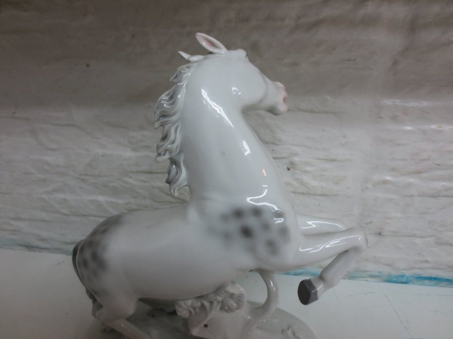Skulptur i Porslin Stegrande Häst