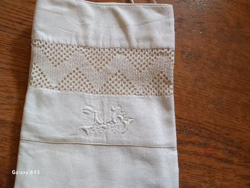 KÖP NU -RETRO HANDBRODERAT ÖRNGOTT-HANDVIRKAD 65 CM SPETS-MONOGRAM