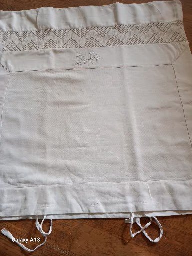 KÖP NU -RETRO HANDBRODERAT ÖRNGOTT-HANDVIRKAD 65 CM SPETS-MONOGRAM