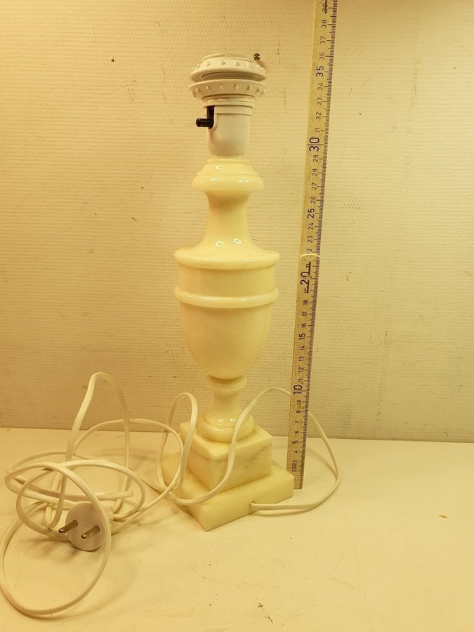 Stor Bordslampa med marmor fot  vit tyg skärm