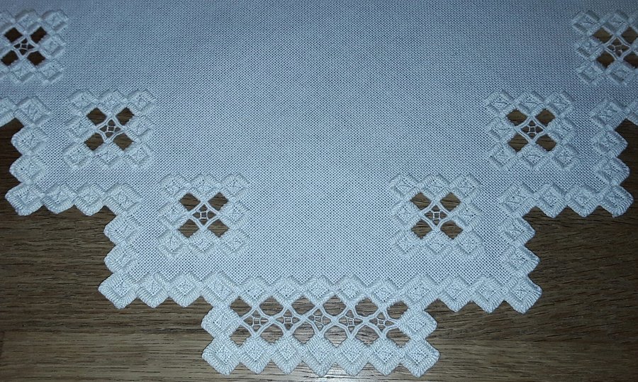 Handbroderad äldre vit mycket vacker FIN DUK i Hardanger Välbroderad 41×41 cm