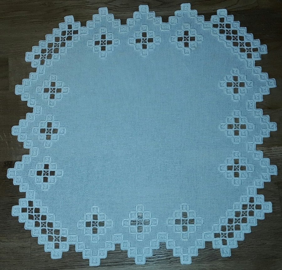 Handbroderad äldre vit mycket vacker FIN DUK i Hardanger Välbroderad 41×41 cm