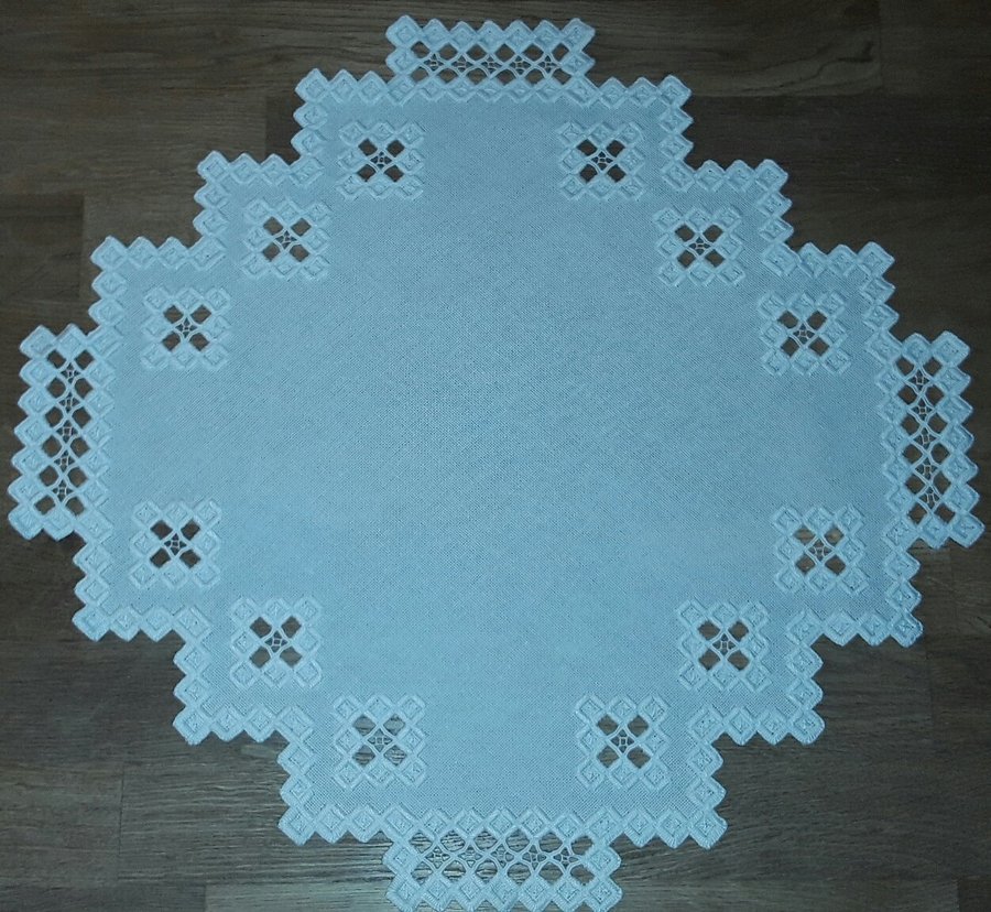 Handbroderad äldre vit mycket vacker FIN DUK i Hardanger Välbroderad 41×41 cm