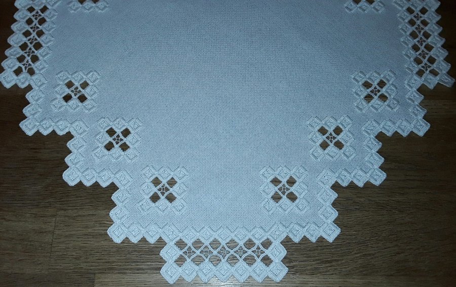 Handbroderad äldre vit mycket vacker FIN DUK i Hardanger Välbroderad 41×41 cm