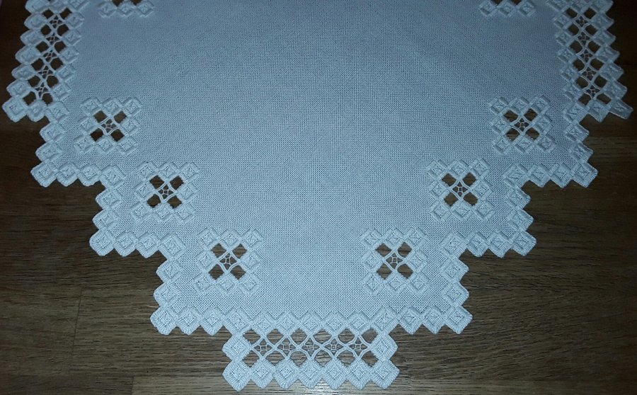 Handbroderad äldre vit mycket vacker FIN DUK i Hardanger Välbroderad 41×41 cm