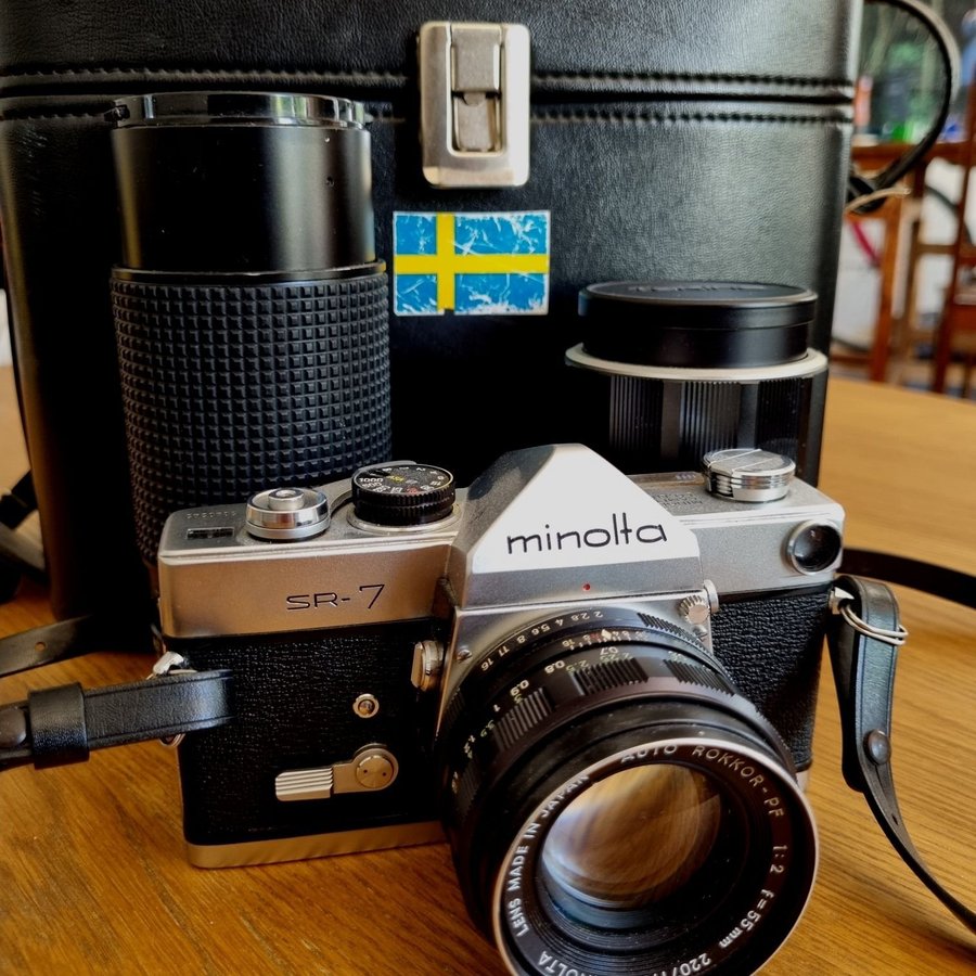 Analog filmkamera Minolta SR-7 med objektiv och läderväska