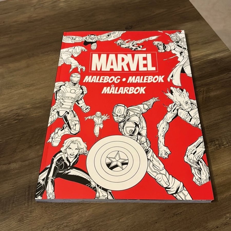 Marvel Malebok + Disney Classics Malebok + 20 Färgpennor + 12 Metalliska