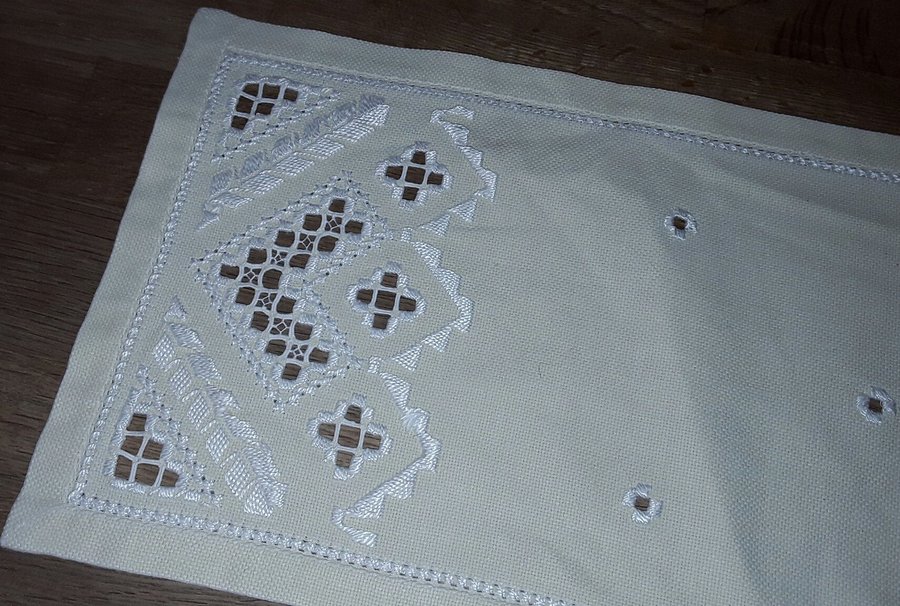 Retro Handbroderad vacker ljusgul LÖPARE duk i Hardanger Välbroderad