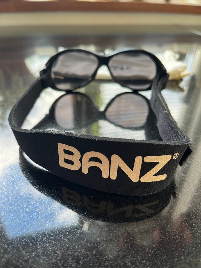 Banz Retro Solglasögon barn svarta med justerbart gummiband 0-2 år