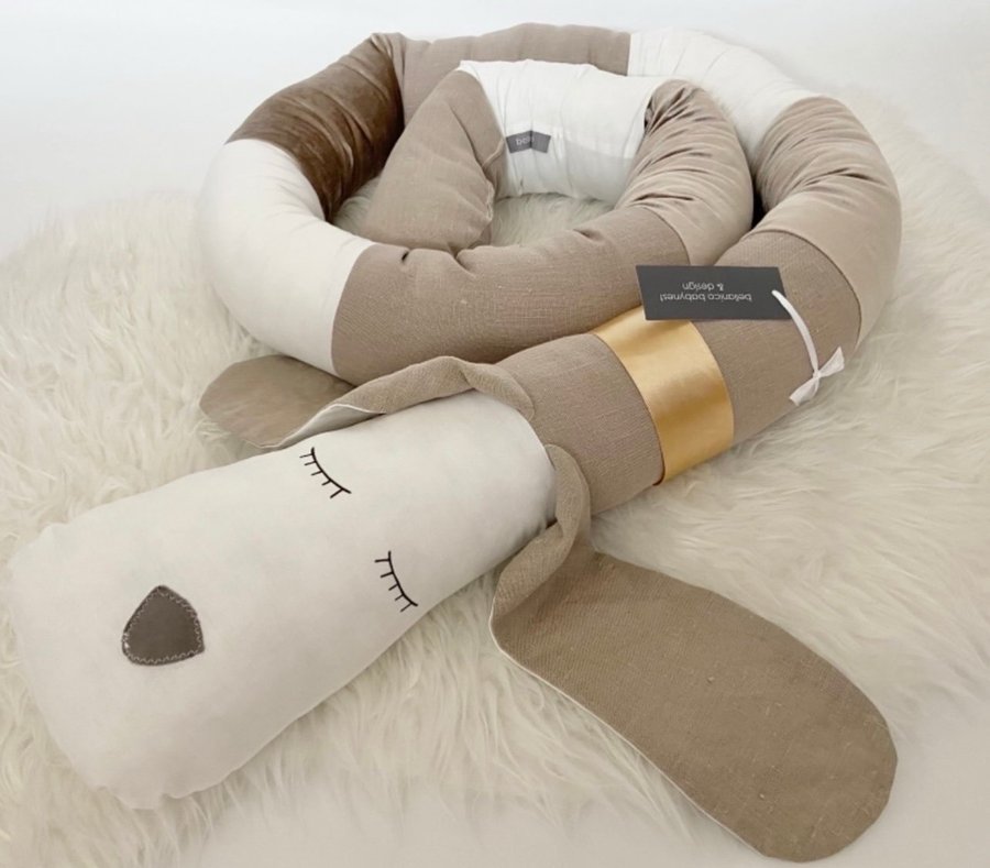 Sov-hund spjälsängskydd sovorm baby gosedjur Gravidkudde beige vit