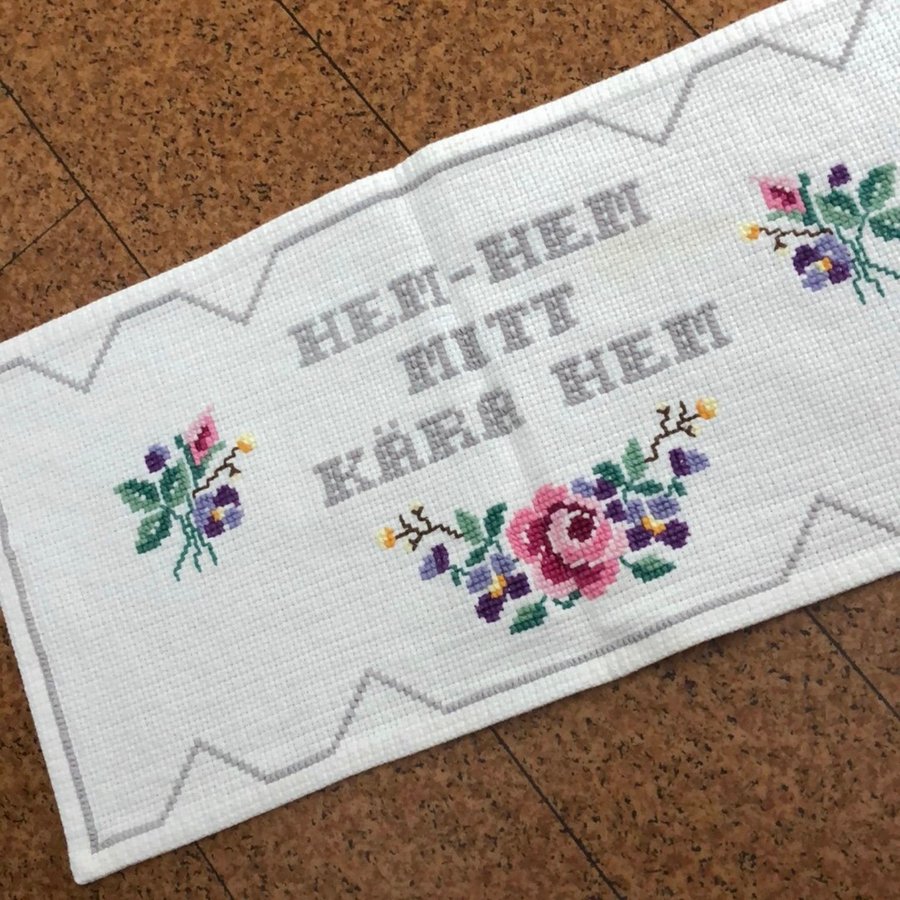 Väggbonad / Köksbonad text: HEM-HEM MITT KÄRA HEM handbroderad