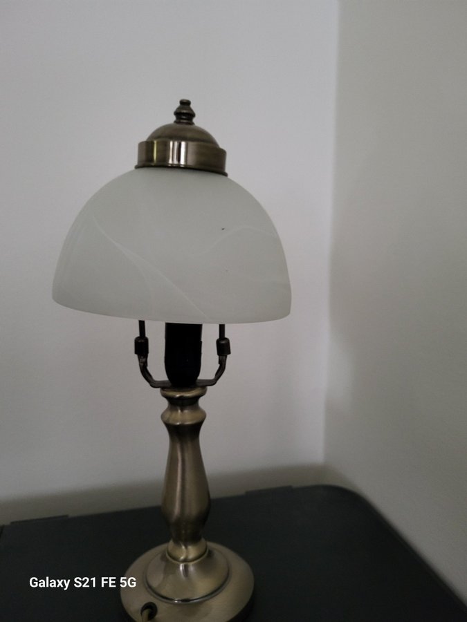 Bordslampa/ Lampfot med lampskärm i vitt glas