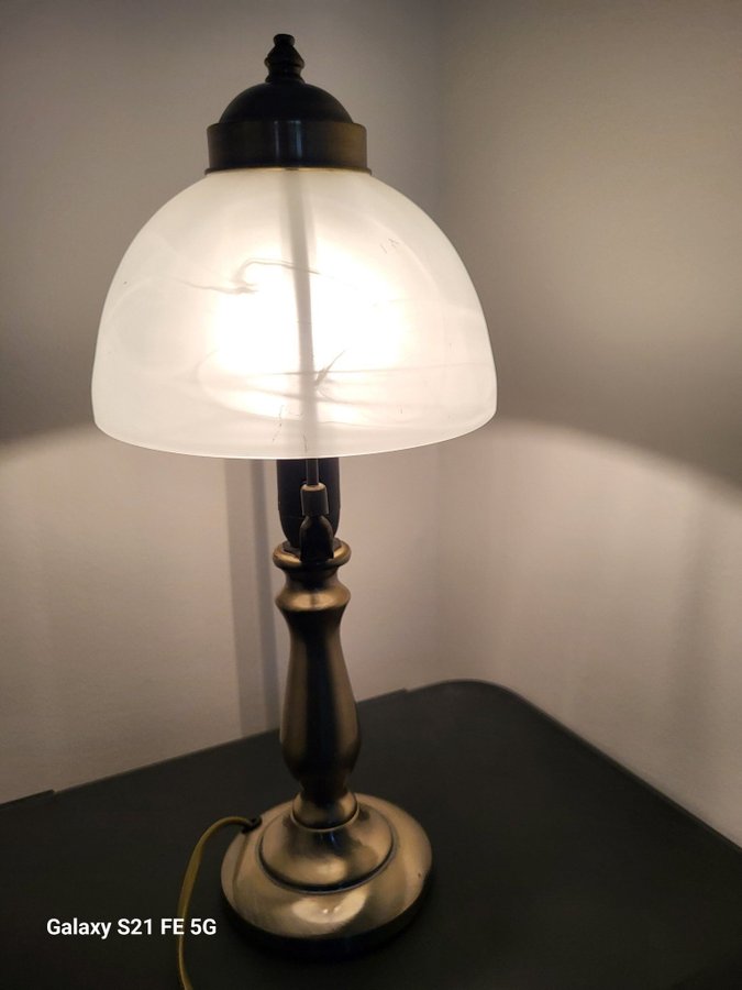 Bordslampa/ Lampfot med lampskärm i vitt glas