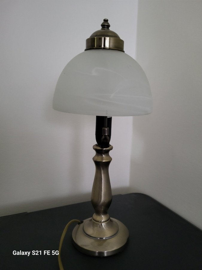 Bordslampa/ Lampfot med lampskärm i vitt glas