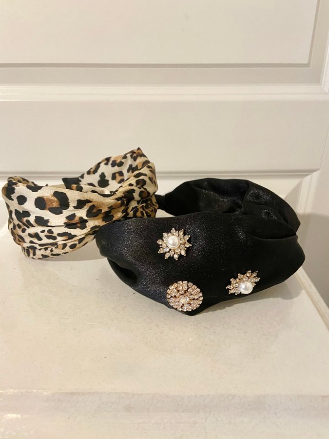 2 stycken Lindex diadem Leopard Mönstrad  Svart satin med dekorativ strass