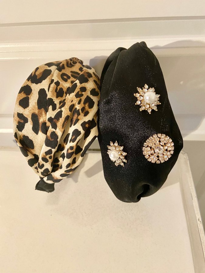 2 stycken Lindex diadem Leopard Mönstrad  Svart satin med dekorativ strass