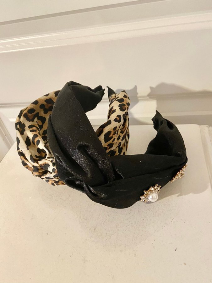 2 stycken Lindex diadem Leopard Mönstrad  Svart satin med dekorativ strass