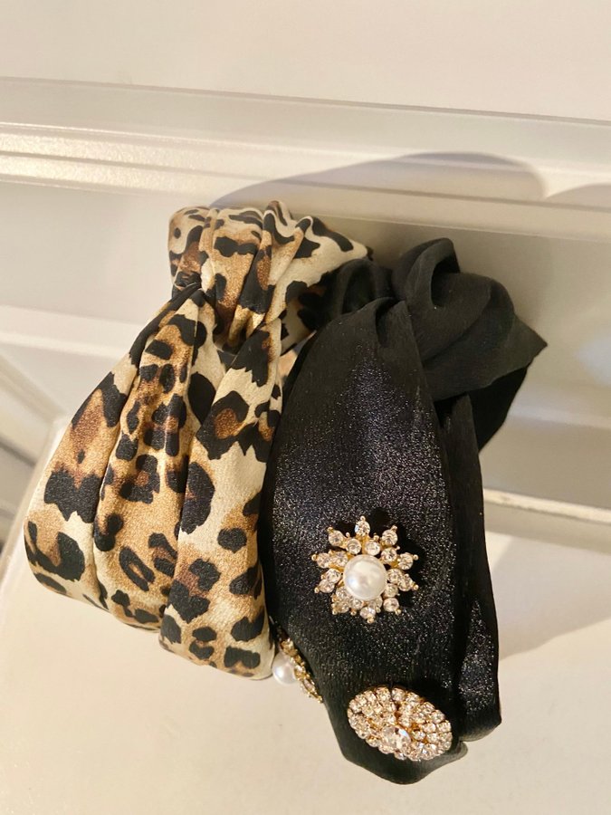 2 stycken Lindex diadem Leopard Mönstrad  Svart satin med dekorativ strass