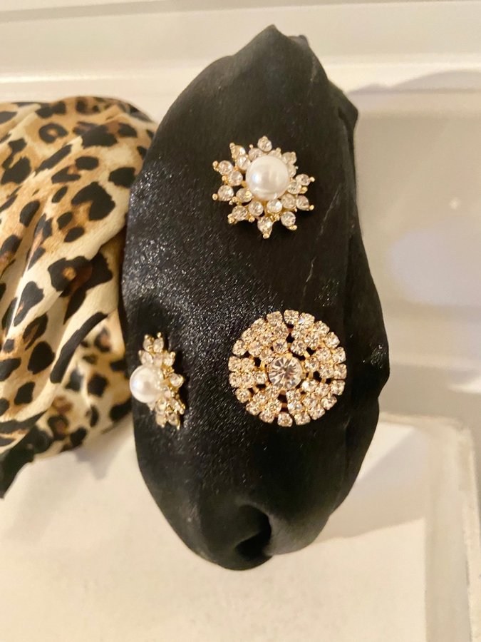 2 stycken Lindex diadem Leopard Mönstrad  Svart satin med dekorativ strass