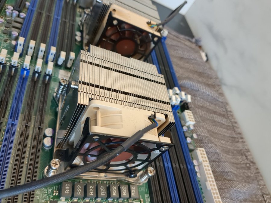 SuperMicro X9DRi-LN4F + två Xeon CPU:s