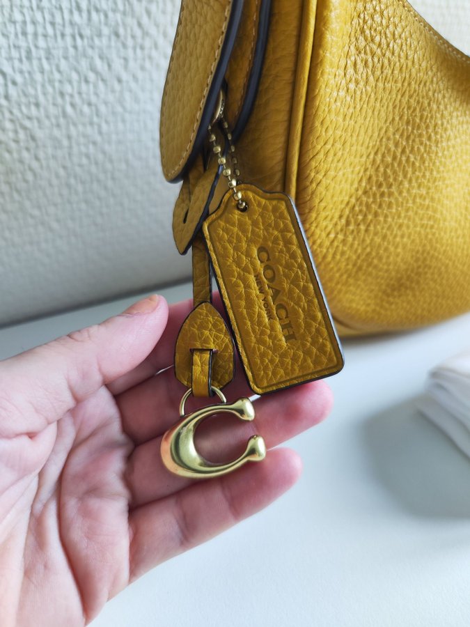 Ny/oanvänd Coach Luna bag i "yellow gold" med tillbehör